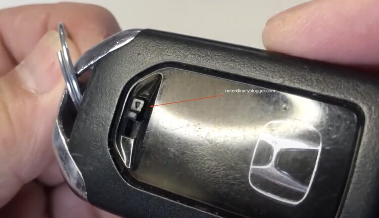 Letak Kunci Serep Manual Mobil dengan Remote Keyless