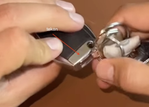 Letak Kunci Serep Manual Mobil dengan Remote Keyless