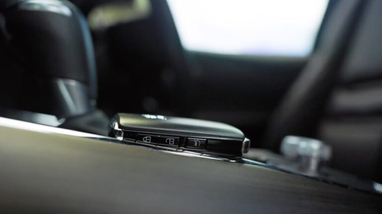 Cara Ambil Kunci Tertinggal di Dalam mobil