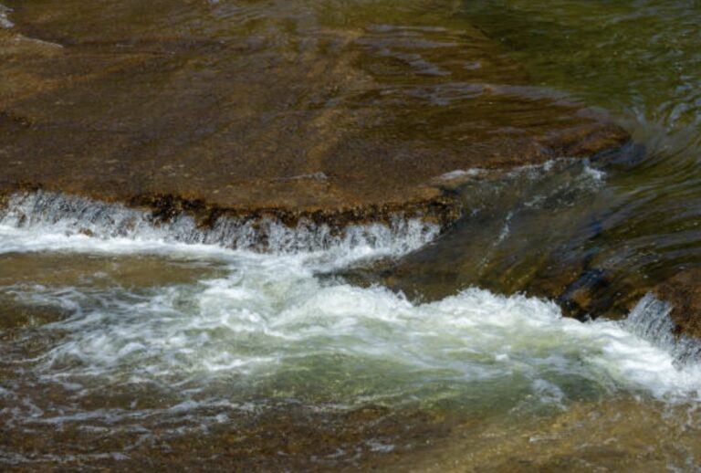 Pola Aliran Sungai pada Daerah yang Memiliki Struktur Patahan