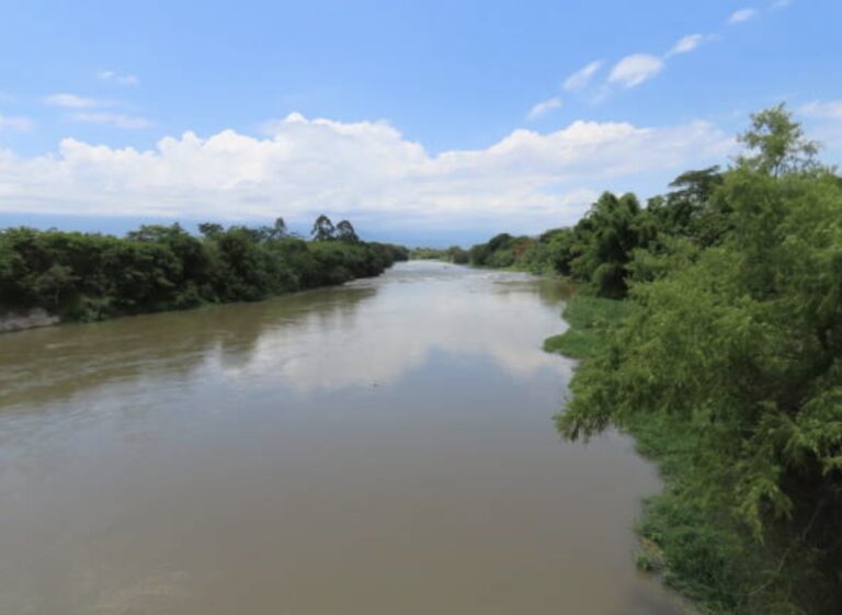 Sungai yang Dimanfaatkan sebagai Sarana Transportasi Utama di Indonesia