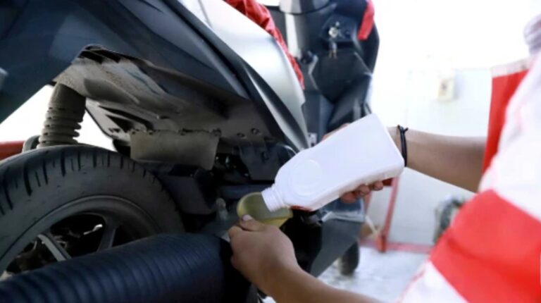 Berapa Kilometer Ganti Oli Motor