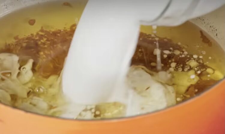 How to Clean Cooking Oil