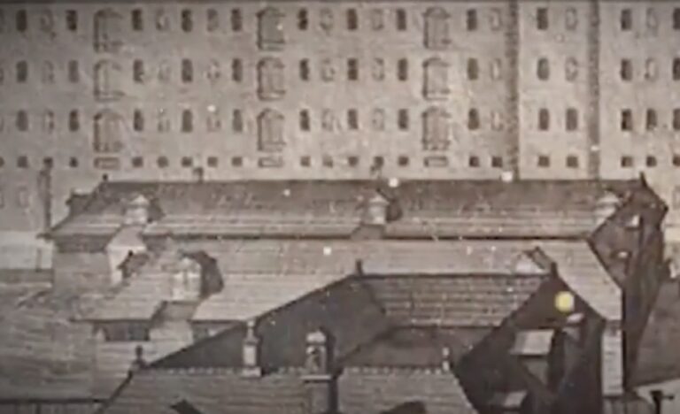 Krisis Keuangan yang Dialami oleh VOC Disebabkan oleh