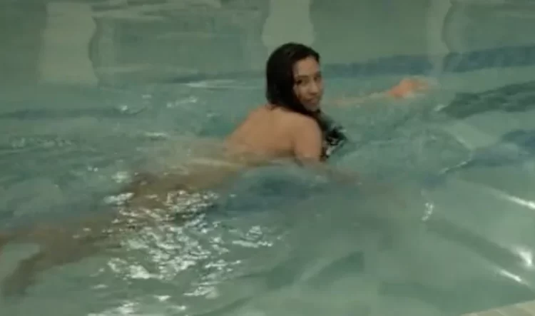 cewek berenang telanjang di villa